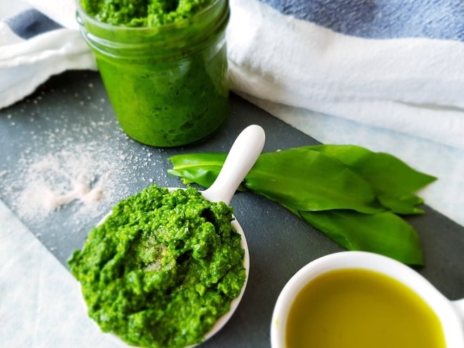 Pripravte si pesto z medvedieho cesnaka. Už rastie!