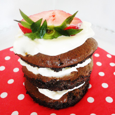 Bielková čoko tortička s jahodami a mascarpone