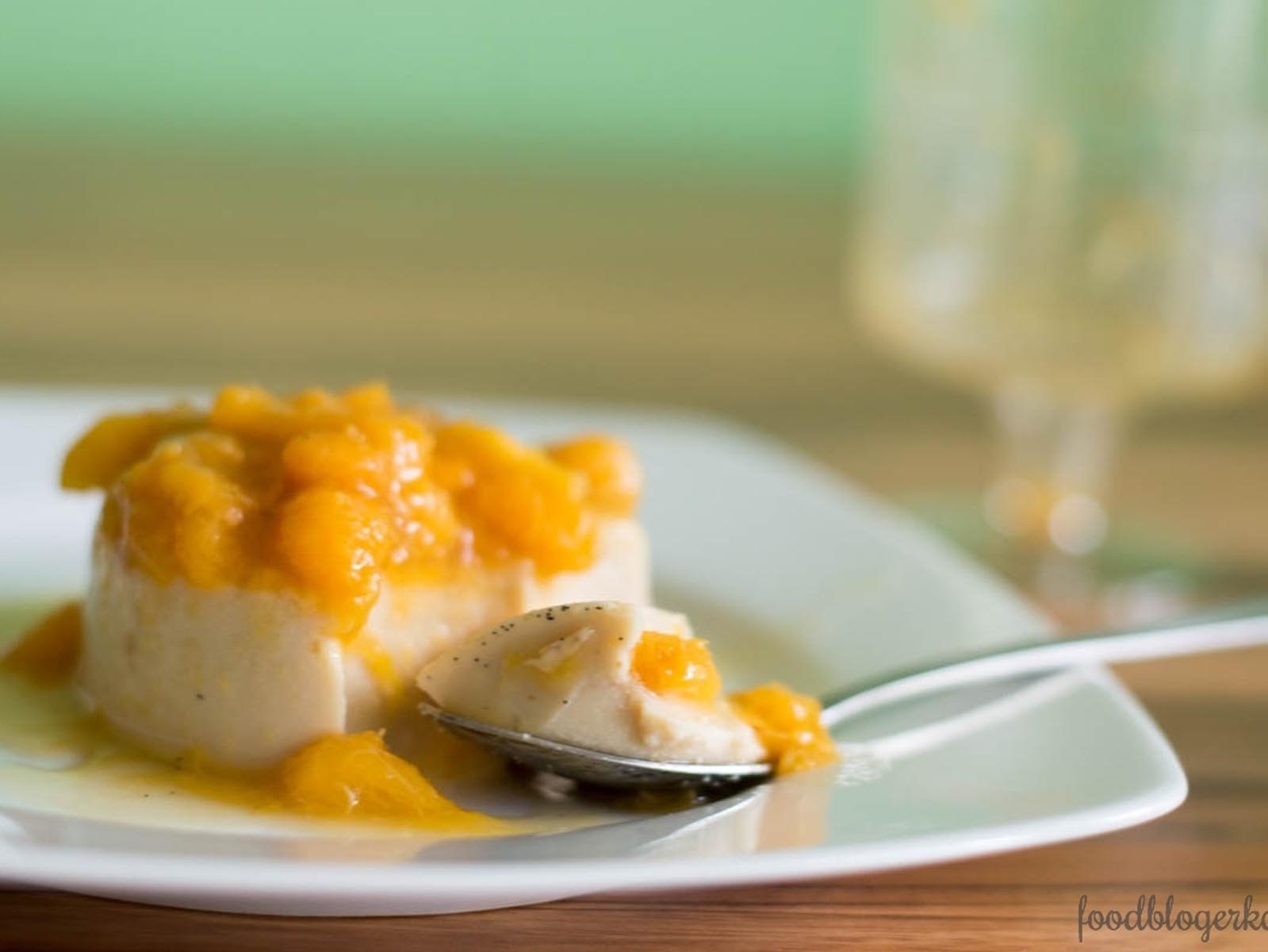 Panna cotta zo syra tofu s broskyňovou omáčkou