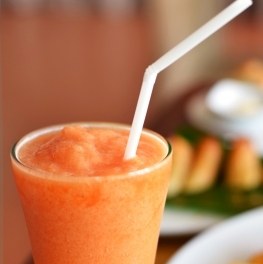 Ovocno-mliečny smoothie: mandľové mlieko/čokoláda/banán