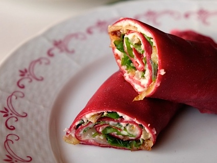 Ružové palacinky plnené bryndzou a rukolou