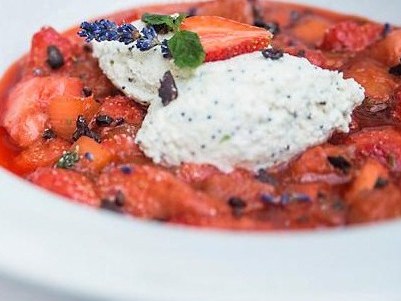 Jahodovo-rebarborové chutney s levanduľou a tvarohovými nokmi s makom