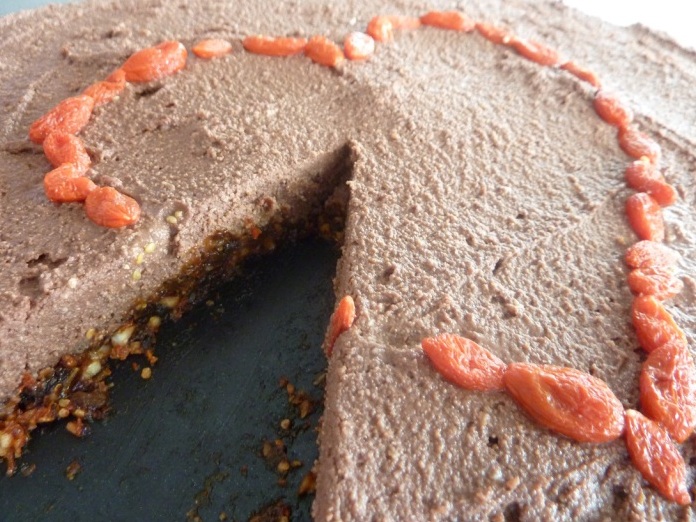 Vegánsky čokoládový raw koláč s kustovnicou