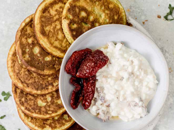 Brokolicové placky s chrenovým cottage dipom