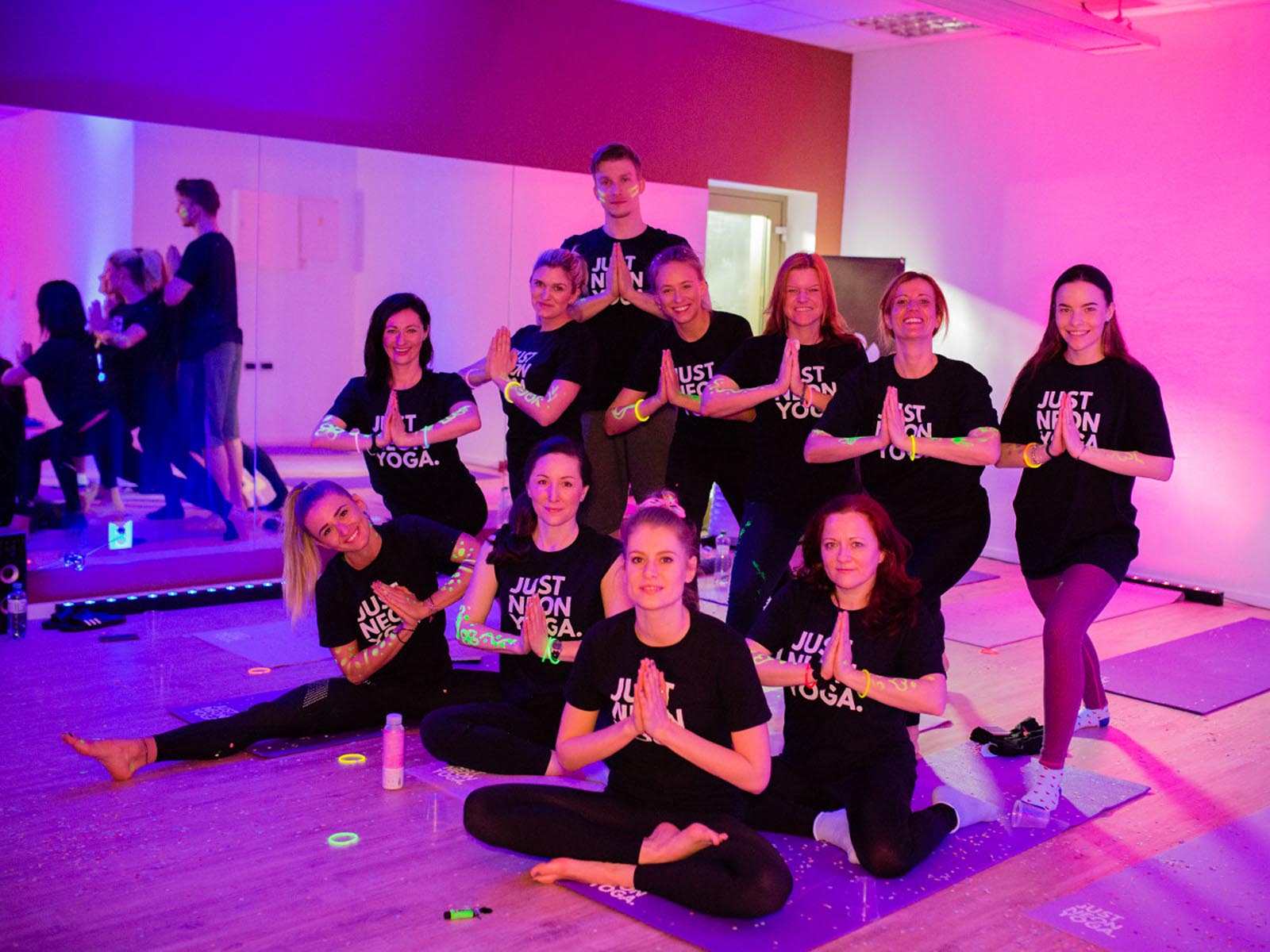 Nádych, výdych – je tu JUST NEON YOGA