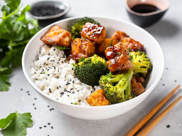 Tofu s arašidovou omáčkou, ryžou a brokolicou