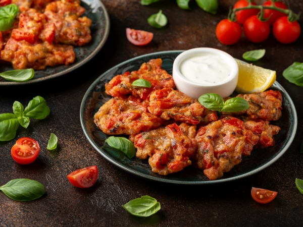 Paradajkové placky od Tolerant Cook so zemiakovým šalátom